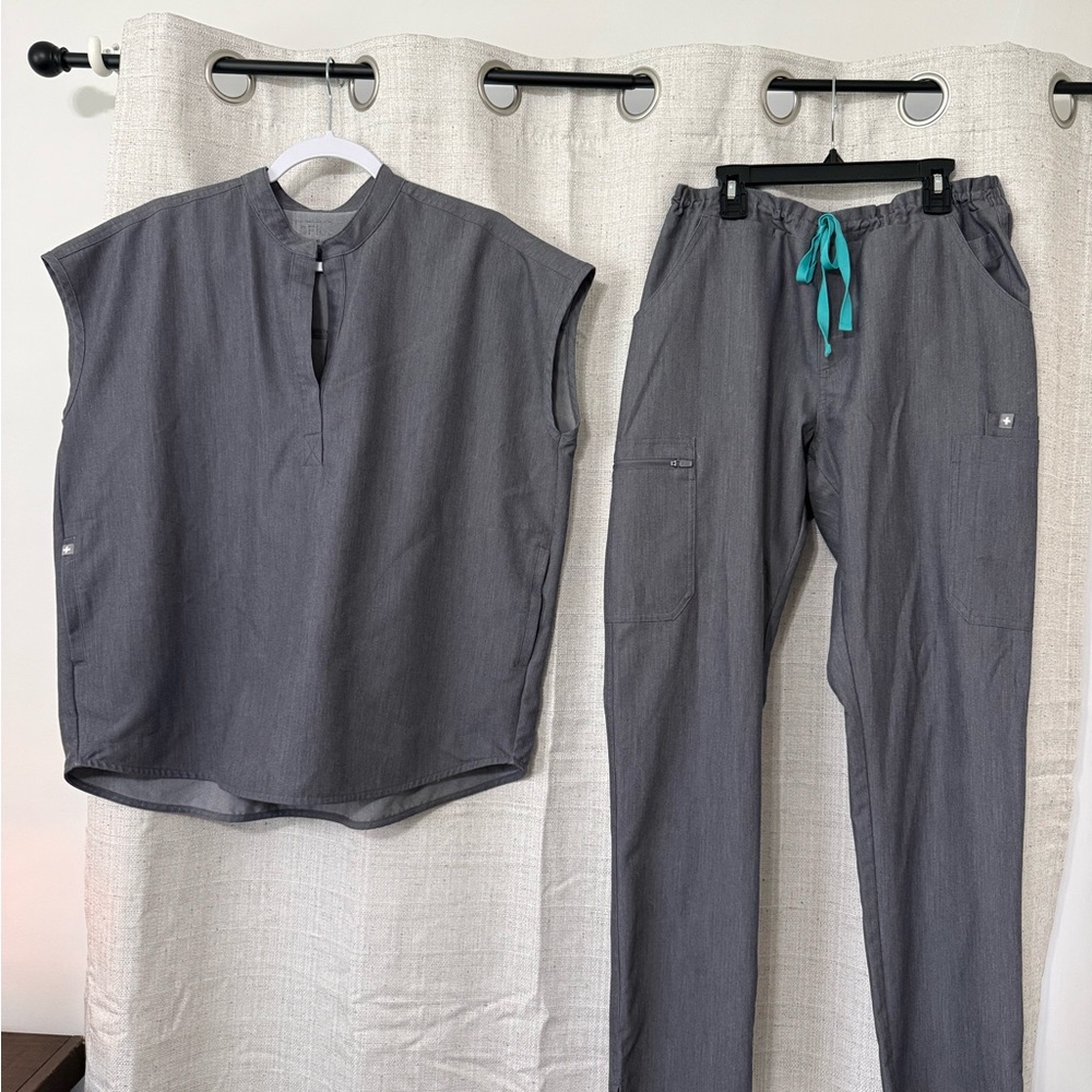 Figs Charcoal Gray Women's Medium Scrubs Set